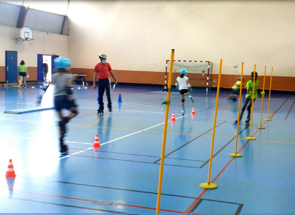 Les patineurs de Pamiers Roller Hockey à l'échauffement pour le passage des obstacles de la roue bleu.